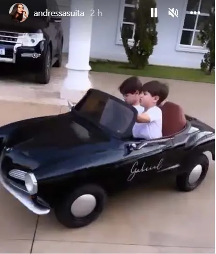 Filhos de Gustavo Lima ganham carros de luxo personalizados 