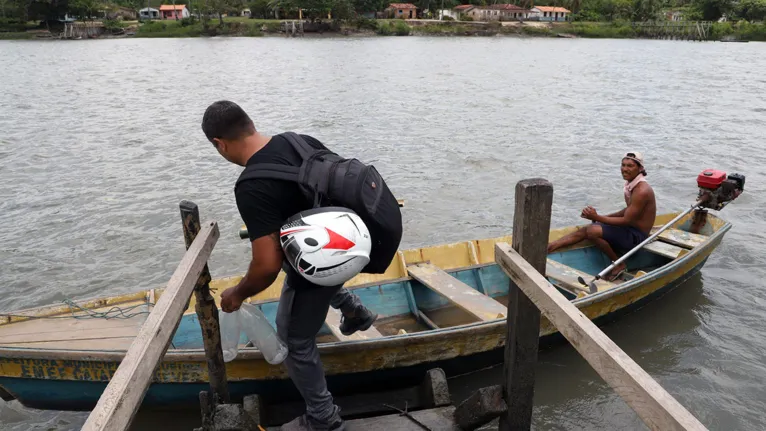 Onde a poeira acaba, o professor troca a moto pela canoa para encontrar os alunos