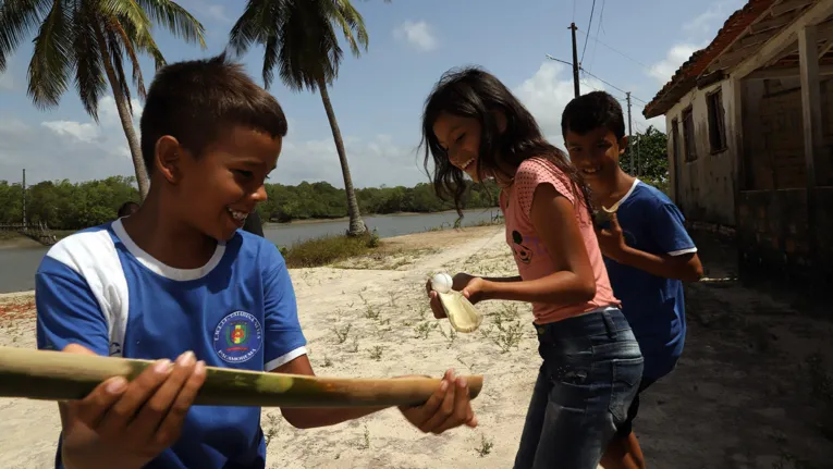 Dinâmica com bola e bambu ajuda a trabalhar a coordenação motora, equilíbrio e desenvolvimento dos alunos