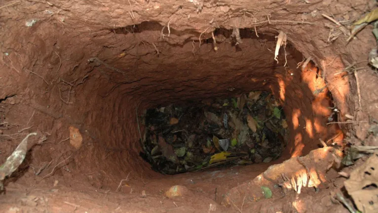 O homem cavava buracos fundos para caçar animais e também para se esconder.