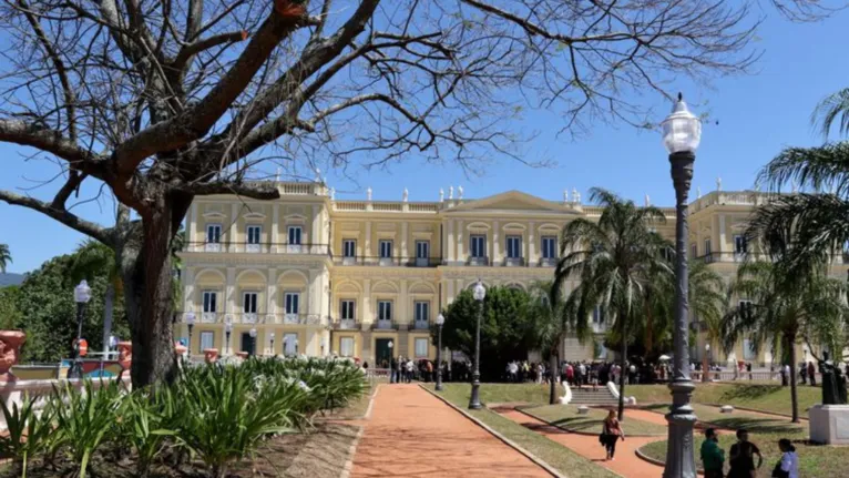 Após incêndio, Museu Nacional apresenta fachada restaurada