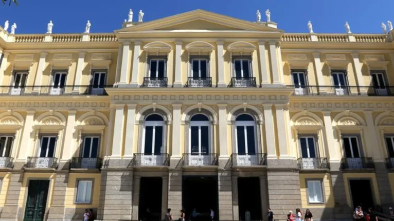 Após incêndio, Museu Nacional apresenta fachada restaurada