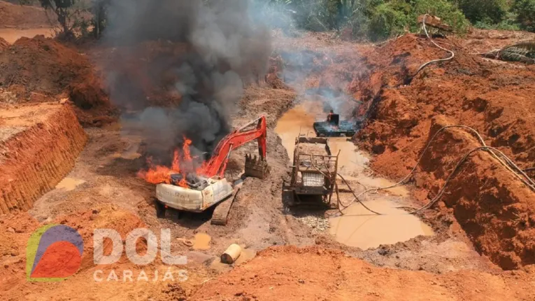 Maquinário pesado apreendido foi queimado