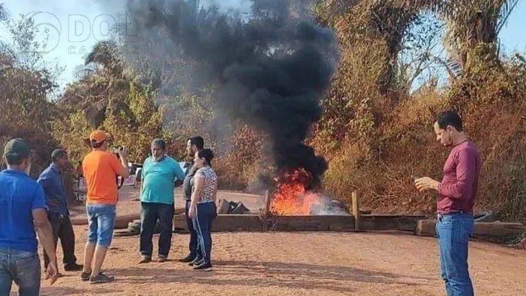 Pneus e pedaços de madeira foram colocados no meio da pista e queimados durante o protesto