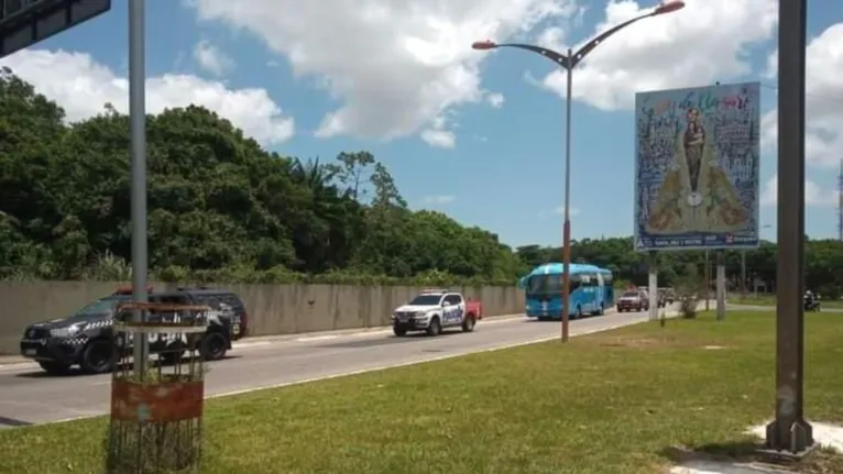 Ônibus do time sendo escoltado até o Estádio da Curuzu