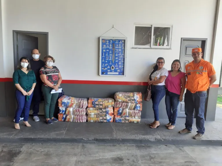 O Corpo de Bombeiros e a Defesa Civil estadual entregaram 10 kits com alimentos para os moradores