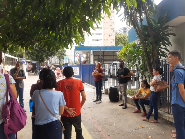 Manifestantes prometem repetir o ato todos os dias até que todos sejam nomeados.