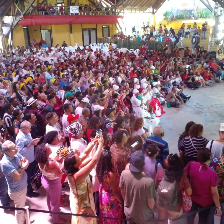 Centenas de apoiadores estão no Parque dos Igarapés para programação com candidato petista