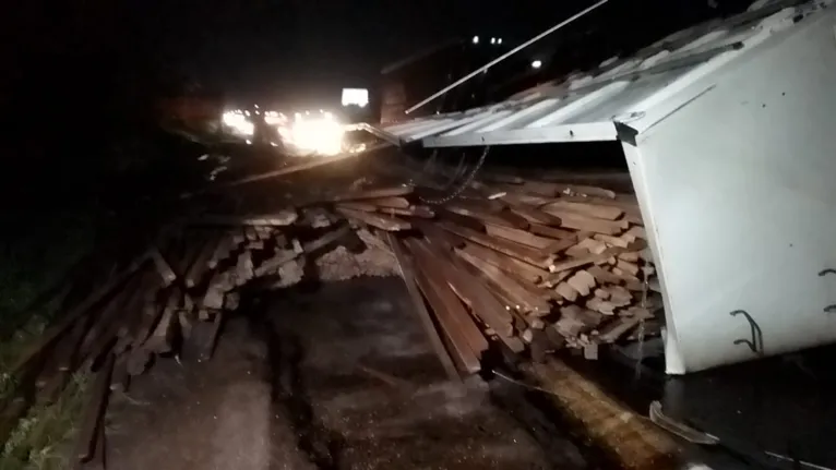 Carreta
tomba e causa congestionamento quilométrico