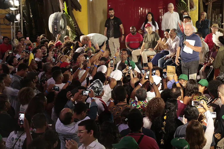 Lula promete criar Ministério dos Povos Indígenas
