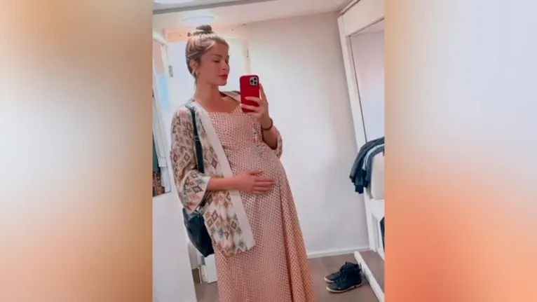 A atriz vai interpretar Débora, mãe de Chiara, interpretada por Jade Picon, e mostrou a barriga da falsa gravidez nos stories