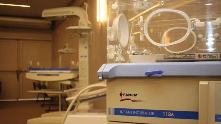 Berços hospitalares, equipamentos de fototerapia, incubadoras para UTI e UCI Neonatal e berços aquecidos são alguns dos equipamentos da maternidade
