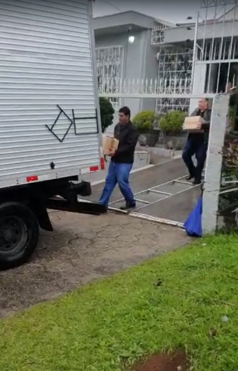 Agentes apreendem materiais impressos de campanha, na casa de Sergio Moro, no Paraná.