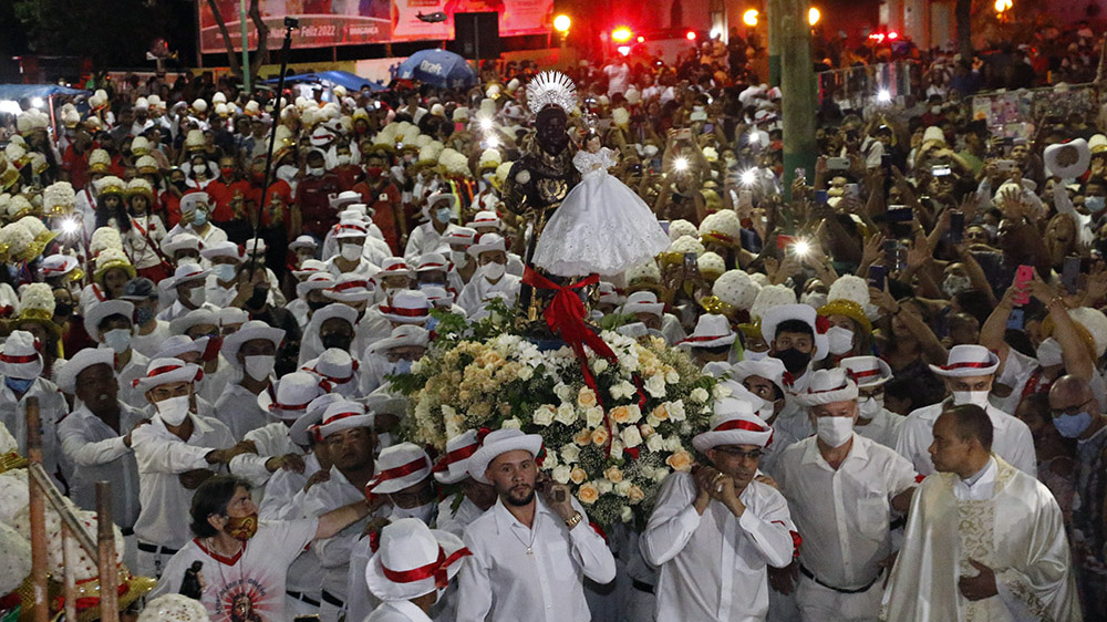 Procissão noturna é realizada em devoção a São Benedito