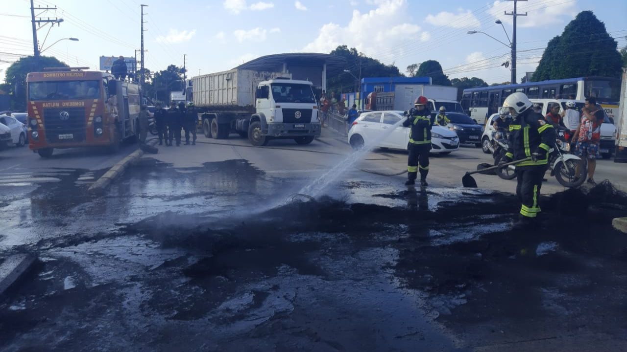 Policiais Militares do Corpo de Bombeiros estão no local e apagaram o fogo que foi ateado nos peneus