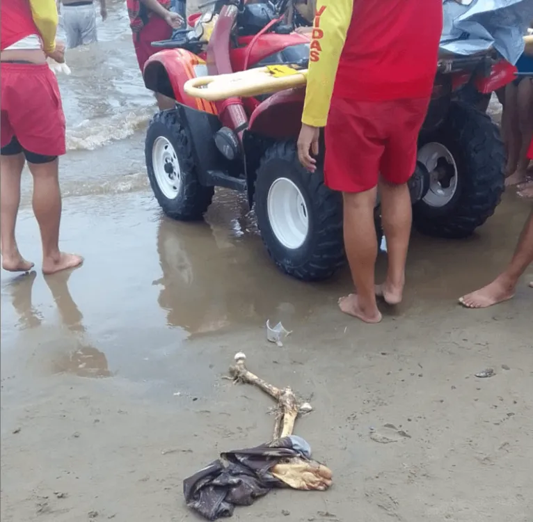 Banhistas encontram esqueleto humano em praia de Manaus