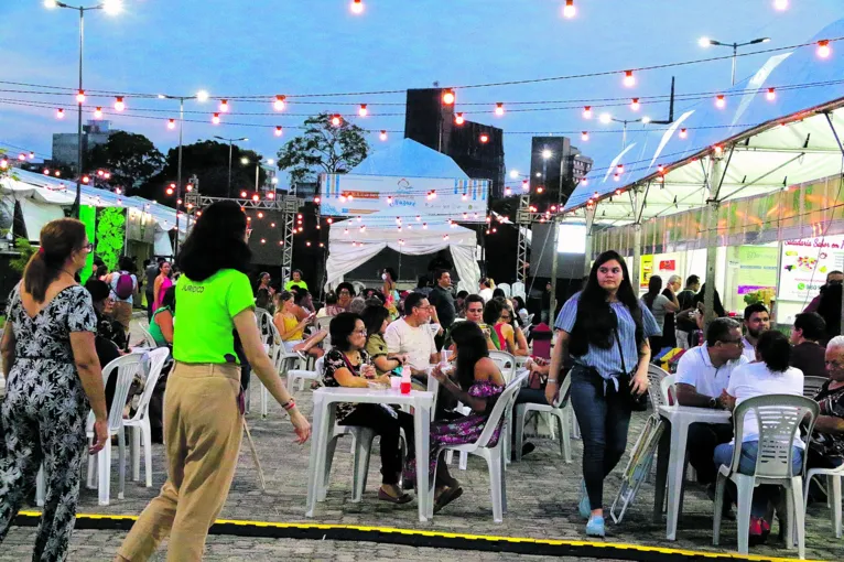 O espaço também oferece uma praça de alimentação com comidas típicas da culinária paraense