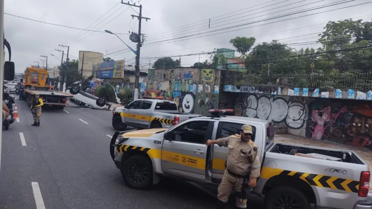 Agentes da Semob estão no local.