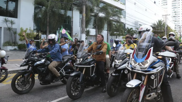 O presidente andou de moto com apoiadores nas ruas de Belém