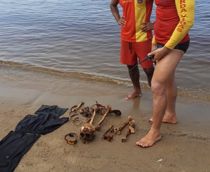 Banhistas encontram esqueleto humano em praia de Manaus