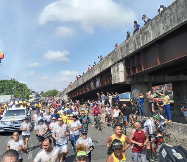 Elevado do Complexo Viário do Entrocamento é tomado por fiéis e vira "camarote"