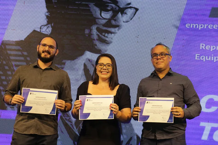 Os jornalistas Enderson Oliveira e Andressa Freitas e o multimídia Emerson Coe.