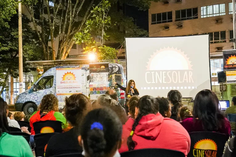 Furgão Mercedes vira cinema e chega a Santarém (PA)