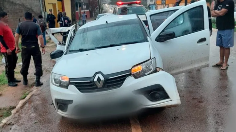 O veículo ficou parcialmente destruído e foi parar do outro lado da via