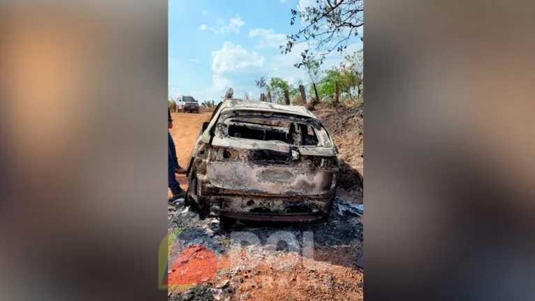 Os suspeitos ainda atearam fogo em um dos veículos abandonados