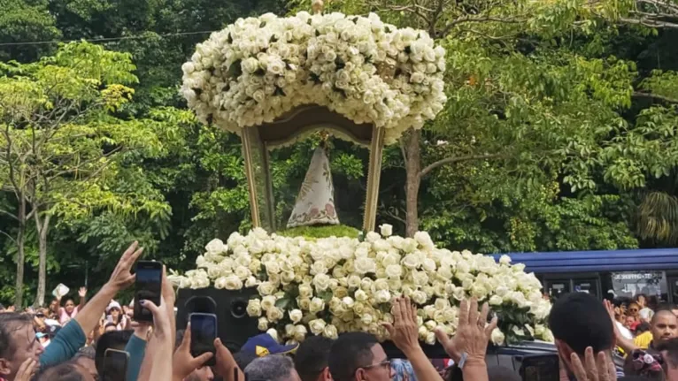 Imagem Peregrina de Nossa Senhora de Nazaré é homenageada pelos colaboradores em frente à RBA