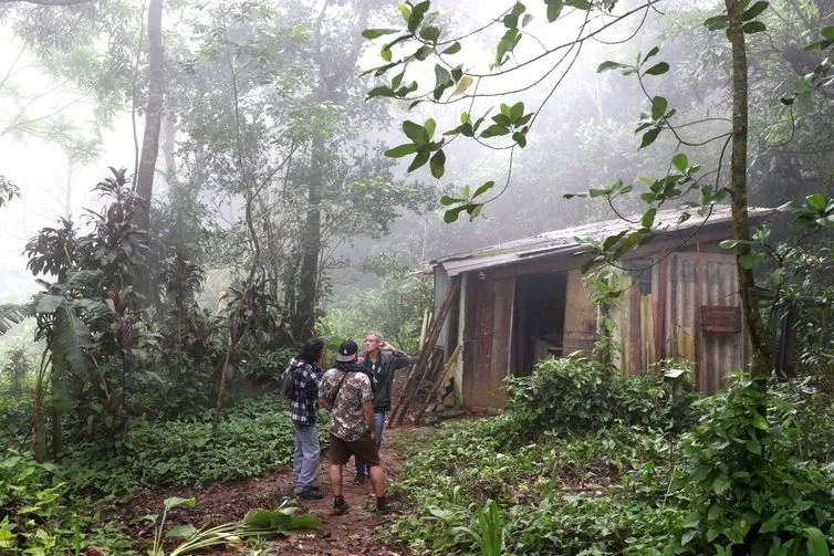 Comunidade abriga cerca de 50 pessoas que vivem em 20 casas, algumas  muito degradadas.