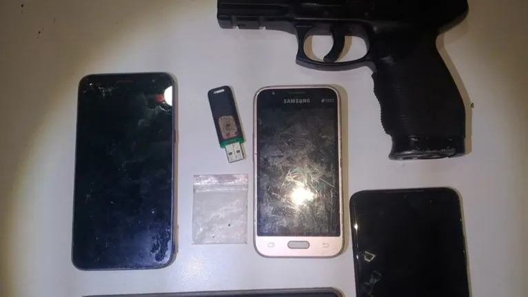 Com o casal foram apreendidos celulares e o simulacro de pistola