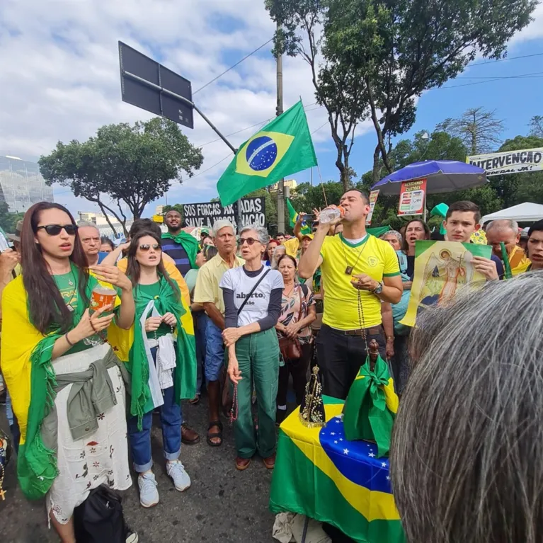 Cássia Kis em meio a manifestantes bolsonaristas no Rio de Janeiro