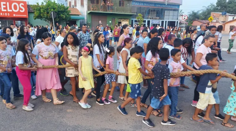 A fé e a oração salientada para as crianças