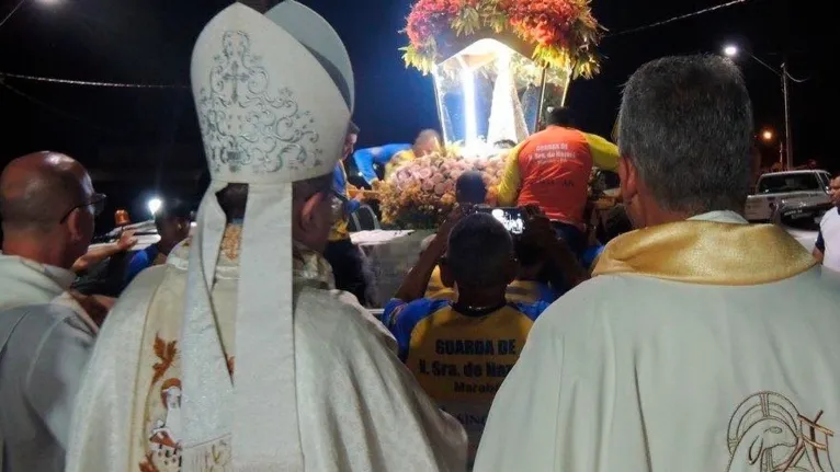 A missa de troca do manto de Nossa Senhora de Nazaré acontecerá na noite do sábado (15), véspera do Círio no palco ao lado da catedral na Velha Marabá