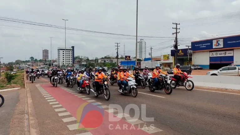 Na Transamazônica (BR-230), veículos e motoqueiros acompanham a berlinda