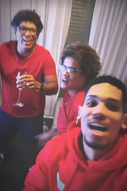 Paulinho comemorando com os pais na Alemanha