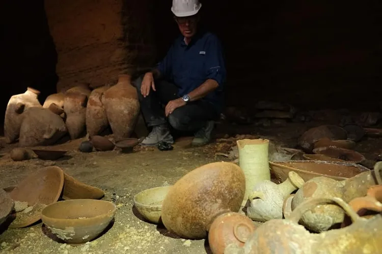 Pesquisadores da Autoridade de Antiguidades do país disseram que o local parece um "cenário de filme de Indiana Jones".