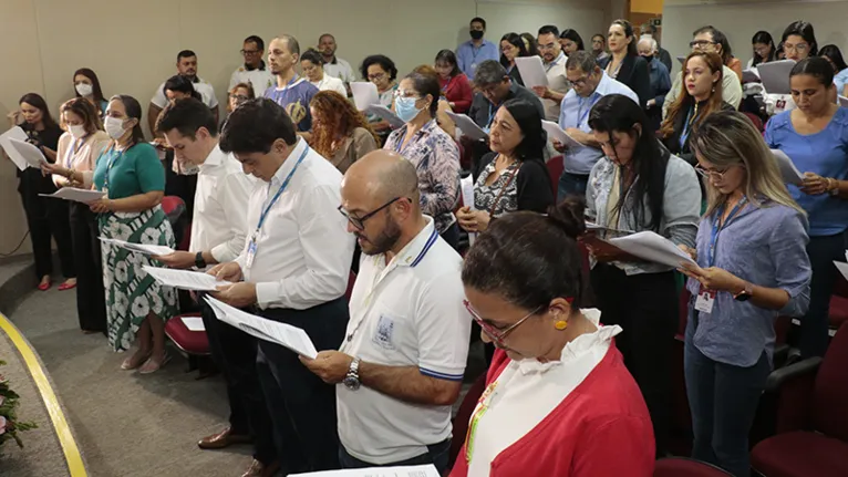 Colaboradores e diretoria da RBA participaram de uma cerimônia religiosa no auditório da empresa
