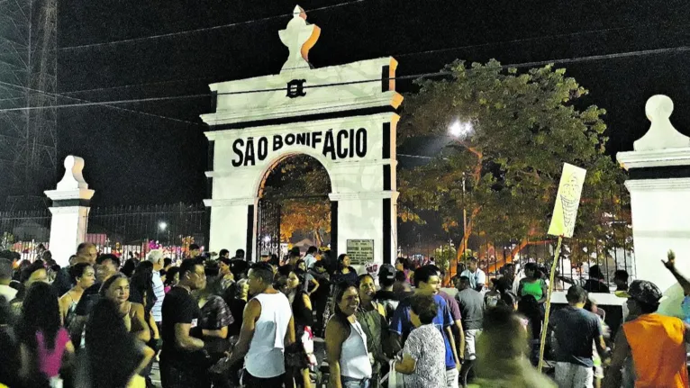 Rituais buscam iluminar os caminhos dos que já partiram