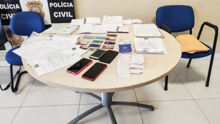 Foram apreendidos aparelhos celulares, documentos e diversos cartões bancários. Todo o material será periciado e anexado ao inquérito que apura o caso