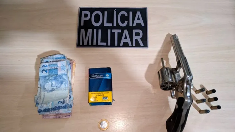 Com o suspeito foram apreendidos uma arma e R$ 495 em espécie