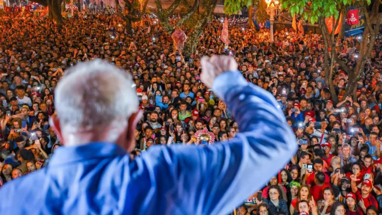 Lula comanda festa da vitória na Avenida Paulista