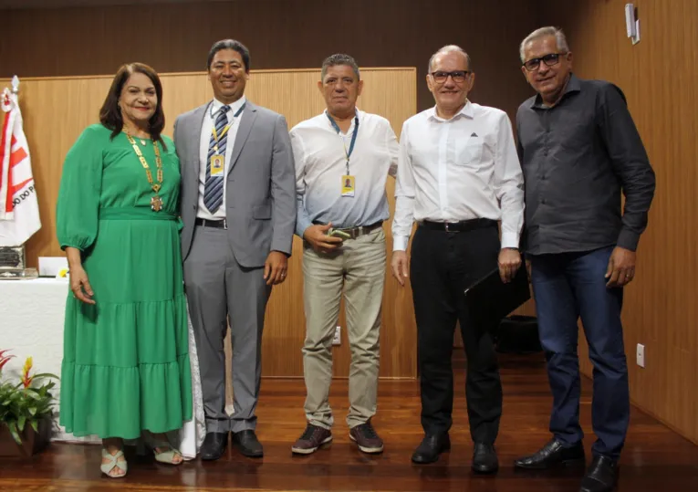 Após o lançamento do selo, o TCE-PA homenageou seus ex-presidentes com a entrega do Colar Presidencial.