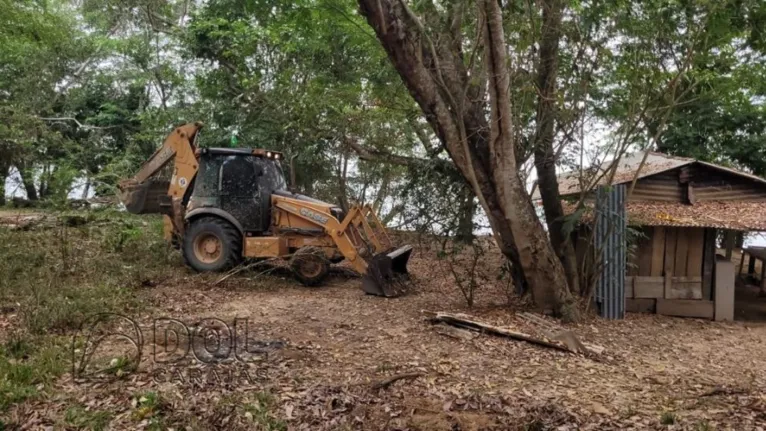 Durante a ação, houve a demolição das construções irregulares, desocupadas ou parcialmente construídas