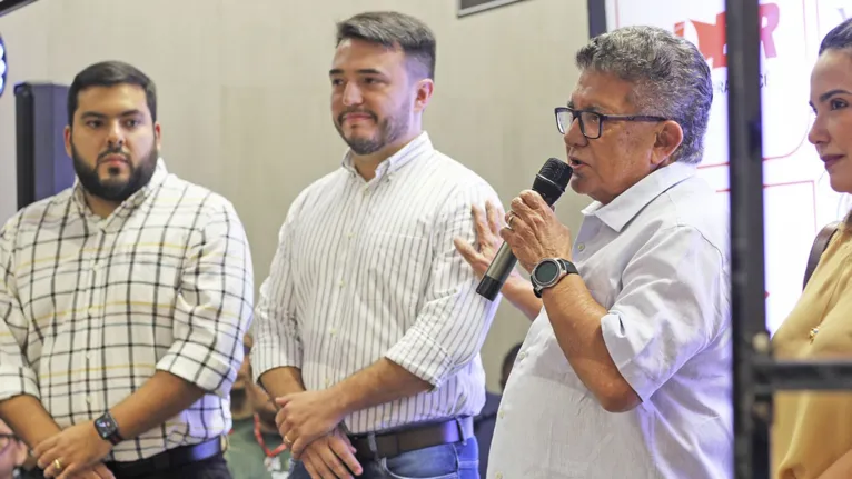 Oscar Rodrigues, diretor do Líder discursa para os funcionários do empreendimento