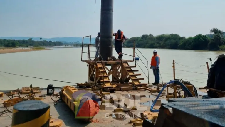 A obra da ponte sobre o rio Fresco, em aço e concreto, já contabiliza 10 vigas armadas