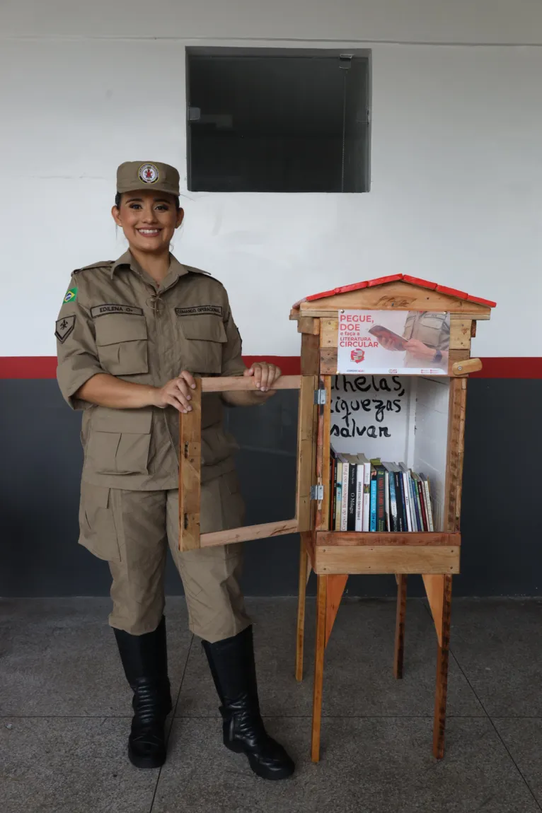 Soldado Edilena Risuenho, responsável do CBMPA e pela implantação da casinha de livros