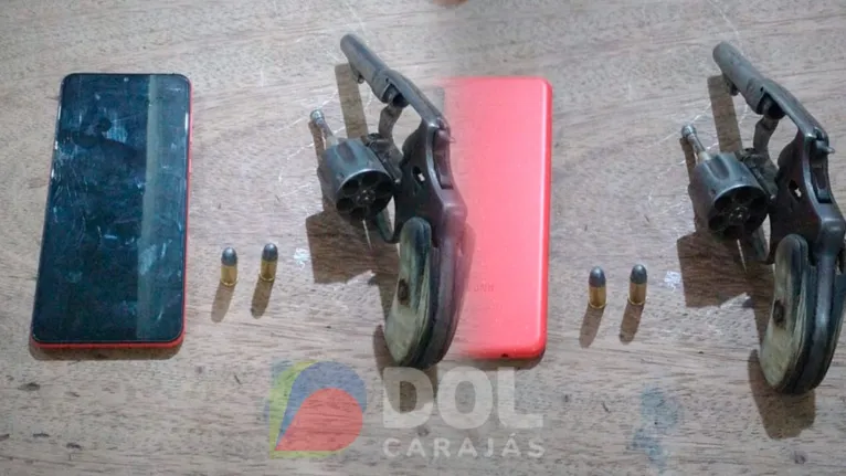 Celulares e armas foram encontrados na casa