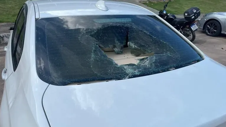 O carro teve o vidro traseiro quebrado